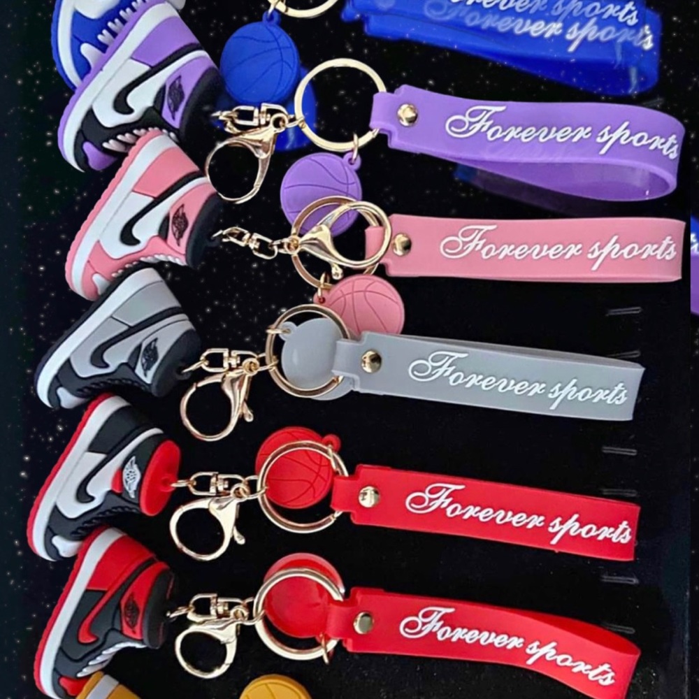 Llaveros de dragon ball y Nike